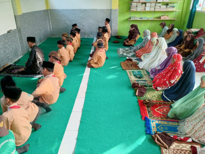 Pembiasaan Hari Jumat MI NU Izzatuil Ilmi Plandi 01