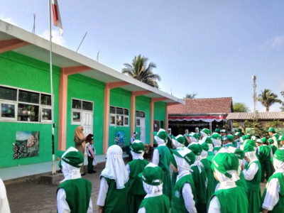 Upacara Bendera MI NU Izzatul Ilmi Plandi 01